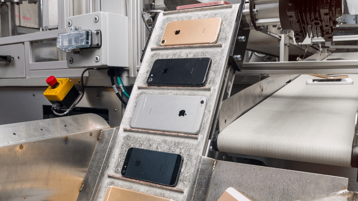 隨著4月22日世界地球日到來,蘋果(Apple)推出第二代手機拆解機器人「Daisy」,可以做到平均一分鐘銷毀三台iPhone、一小時銷毀200台手機,有效回收電子垃圾。(圖/取自Apple,數位時代提供) 隨著4月22日世界地球日到來,蘋果(Apple)推出第二代手機拆解機器人「Daisy」,可以做到平均一分鐘銷毀三台iPhone、一小時銷毀200台手機,有效回收電子垃圾。(圖/取自Apple,數位時代提供)