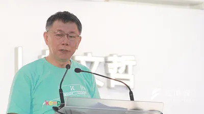 台北市長柯文哲下午在南港車站旁的南興公園舉辦園遊會。(方炳超攝)