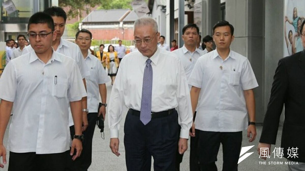 媒體引用24年前公文資料,直指肇禍的管線為時任高雄市長的副總統吳敦義所批准。吳敦義5日喊冤說,24年前買的車,轉手後發生車禍,難道要怪當年的車主嗎?(吳逸驊攝) 媒體引用24年前公文資料,直指肇禍的管線為時任高雄市長的副總統吳敦義所批准。吳敦義5日喊冤說,24年前買的車,轉手後發生車禍,難道要怪當年的車主嗎?(吳逸驊攝)