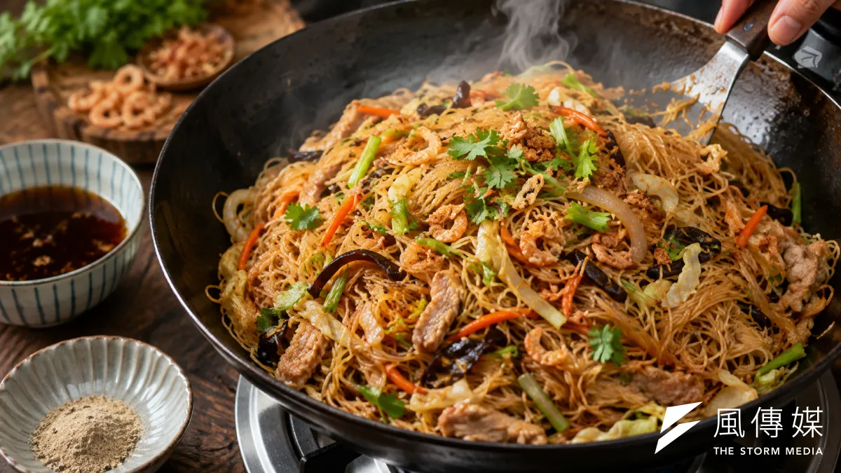 台式炒米粉怎麼炒才好吃?從爆香到燜煮,掌握這幾點做出餐廳級美味。(示意圖/AI生成)