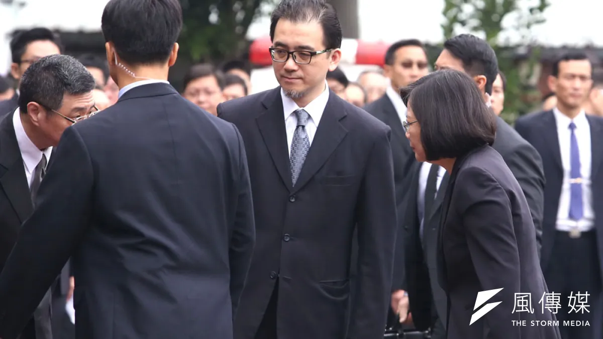 劉建忻(中)領軍幕僚群,成為穩住蔡英文(右)江山的沉默艦隊。(郭晉瑋攝)