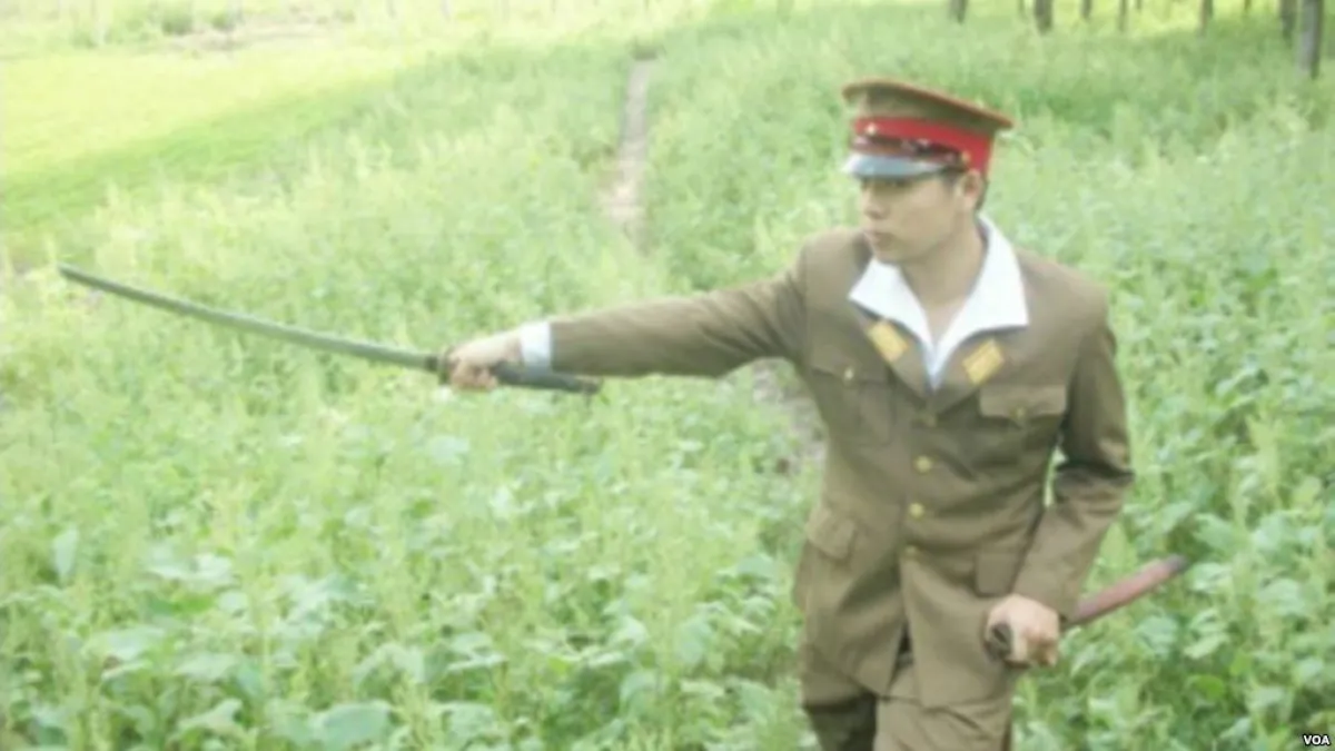 身穿日本皇軍軍服的阜新市公安王聖元(美國之音)