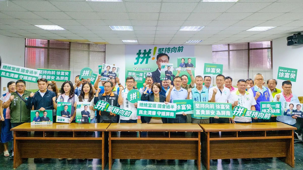 屏東縣長周春米暨黨籍鄉鎮市長黨公職高喊「凍蒜」,力挺民進黨屏南立委參選人徐富癸。(民進黨屏東縣黨部媒體聯絡處提供) 屏東縣長周春米暨黨籍鄉鎮市長黨公職高喊「凍蒜」,力挺民進黨屏南立委參選人徐富癸。(民進黨屏東縣黨部媒體聯絡處提供)