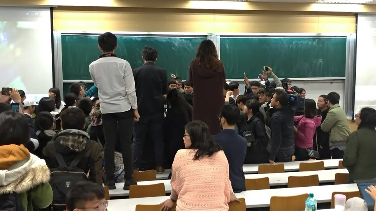 前行政院長江宜樺日前至台大演講遭抗議人士包圍。(李成蔭提供)