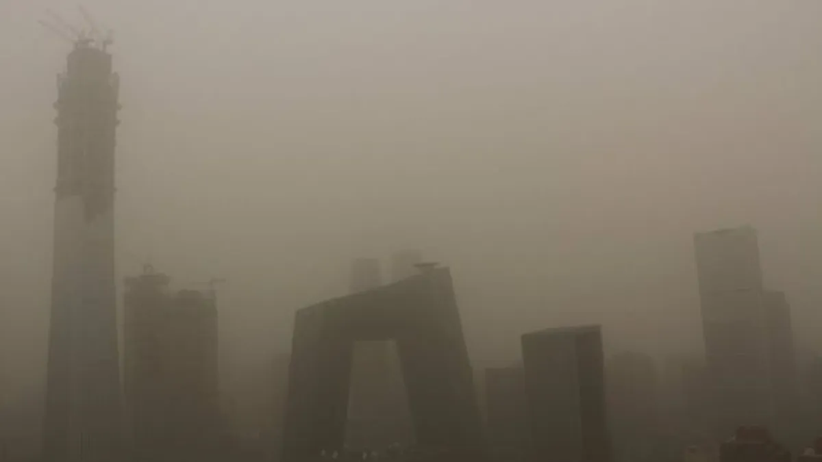5月4日,北京的天際線陷入沙塵暴。(BBC中文網)