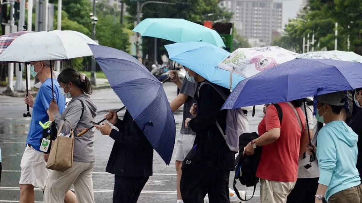 氣象署表示,25號中度颱風舒力基位於日本那霸南方海域將朝東北遠離對台無直接影響,但10月1日起東北季風增強,桃園以北與東半部將轉為局部短暫陣雨。(圖/中央社)