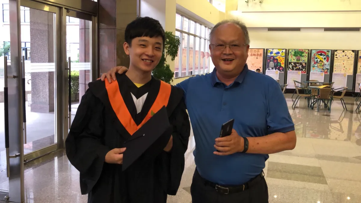 宏國德霖科大畢業生孫煒竣(左)今年一舉考取兩所國立大學研究所,師長都與有榮焉。(圖/宏國德霖科大提供)