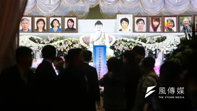 國道5號賞櫻團遊覽車翻覆事故18日晚間於二殯舉行頭七法會。(顏麟宇攝)