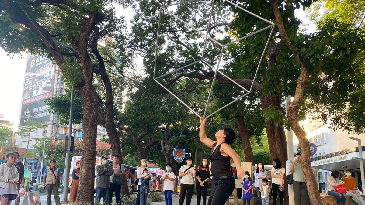 新北市政府文化局5月5日、12日、19日在板橋435藝文特區枋橋大劇院,舉辦「新北市街頭藝術工作坊」。(圖/新北市政府文化局提供) 新北市政府文化局5月5日、12日、19日在板橋435藝文特區枋橋大劇院,舉辦「新北市街頭藝術工作坊」。(圖/新北市政府文化局提供)