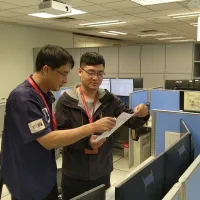 青年張顥嚴透過「青艦計畫」職場導師的帶領,參與公司火災搶救進階實火訓練。(圖/勞動力發展署桃竹苗分署提供) 青年張顥嚴透過「青艦計畫」職場導師的帶領,參與公司火災搶救進階實火訓練。(圖/勞動力發展署桃竹苗分署提供)