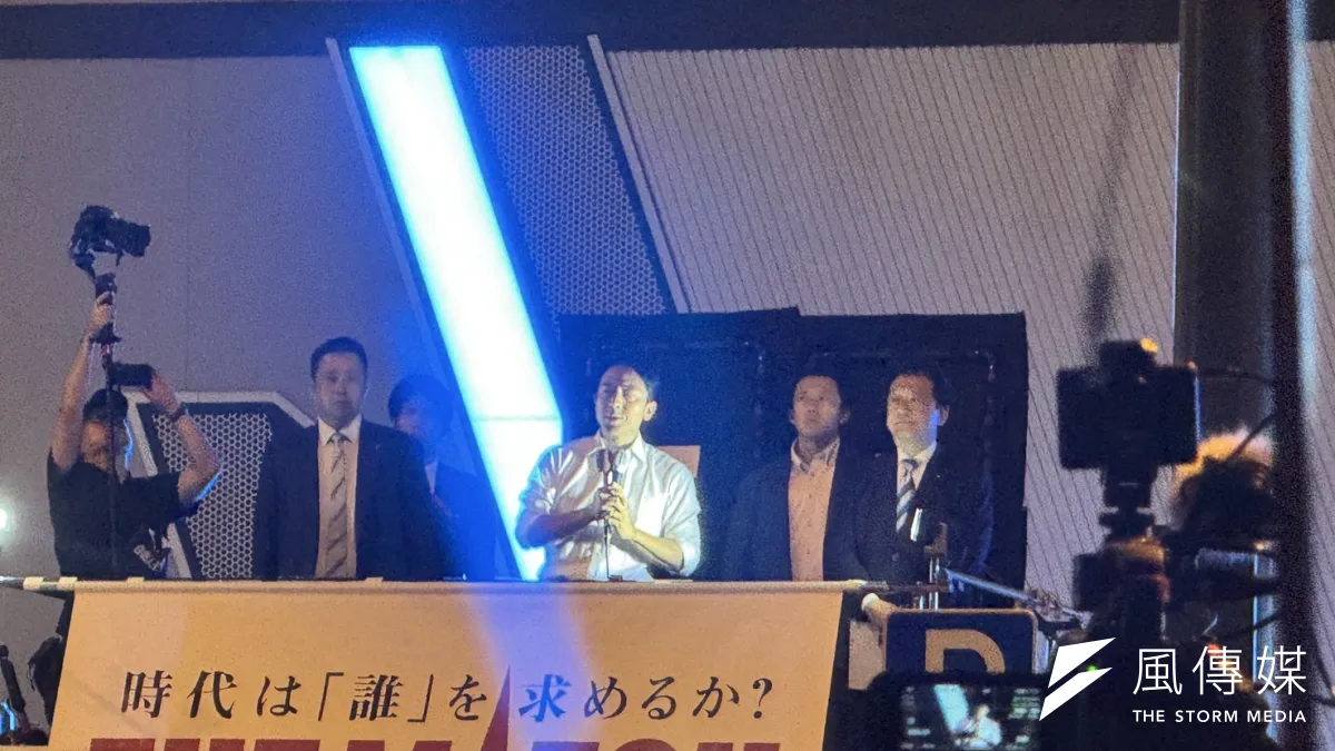 自民黨總裁參選人小泉進次郎19日出席秋葉原車站(電器街口)的街頭演講會,在掌聲中上台。(黃信維攝)