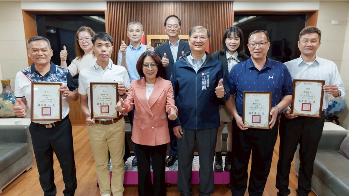 頒獎致敬全國模範勞工當選人 康裕成:勞工朋友是推動城市轉型與經濟發展最核心力量