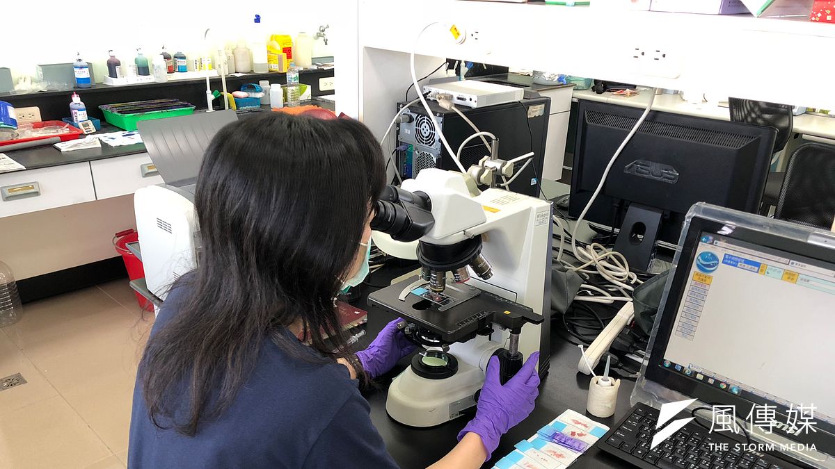 季節交替初期 動保處籲請養殖戶注意池水溶氧量問題利用專業儀器檢驗 。(圖/徐炳文攝) 季節交替初期 動保處籲請養殖戶注意池水溶氧量問題利用專業儀器檢驗 。(圖/徐炳文攝)