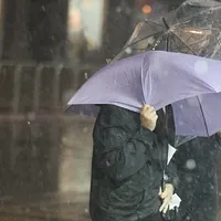 強い台風18号「ラガサ」が接近中。22日、気象専門家の呉徳榮氏は、台風は直接上陸しないものの、その広大な風域と外側の気流が22日から23日にかけて強い風雨をもたらすと指摘。特に東部と高雄・屏東地域では災害級の豪雨に厳重な警戒が必要としている。(資料写真/柯承惠撮影) 強い台風18号「ラガサ」が接近中。22日、気象専門家の呉徳榮氏は、台風は直接上陸しないものの、その広大な風域と外側の気流が22日から23日にかけて強い風雨をもたらすと指摘。特に東部と高雄・屏東地域では災害級の豪雨に厳重な警戒が必要としている。(資料写真/柯承惠撮影)