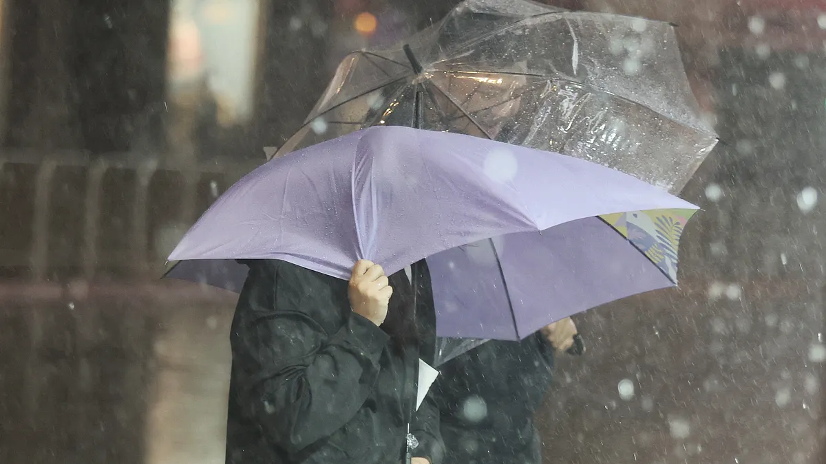 気象専門家の呉徳榮(ウー・ダーロン)氏は7日、中央気象署の最新台風進路予測図に基づき、台風26号(フォンウォン)がフィリピン・ルソン島に上陸する前に勢力のピークを迎える見通しだと指摘した。(資料写真/柯承惠撮影) 気象専門家の呉徳榮(ウー・ダーロン)氏は7日、中央気象署の最新台風進路予測図に基づき、台風26号(フォンウォン)がフィリピン・ルソン島に上陸する前に勢力のピークを迎える見通しだと指摘した。(資料写真/柯承惠撮影)