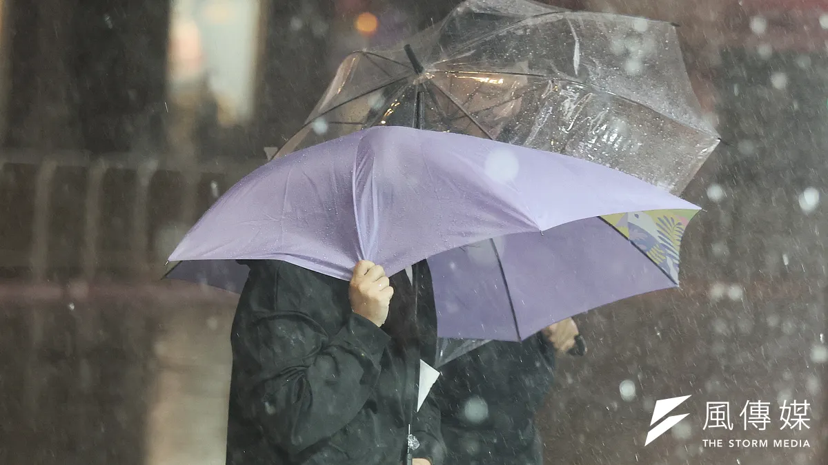 気象専門家の呉徳榮(ウー・ダーロン)氏は7日、中央気象署の最新台風進路予測図に基づき、台風26号(フォンウォン)がフィリピン・ルソン島に上陸する前に勢力のピークを迎える見通しだと指摘した。(資料写真/柯承惠撮影) 気象専門家の呉徳榮(ウー・ダーロン)氏は7日、中央気象署の最新台風進路予測図に基づき、台風26号(フォンウォン)がフィリピン・ルソン島に上陸する前に勢力のピークを迎える見通しだと指摘した。(資料写真/柯承惠撮影)