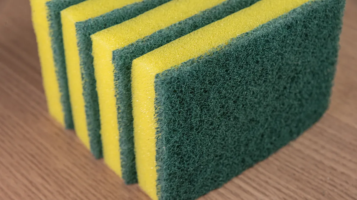 大部分人使用菜瓜布海綿時,都以為兩面也可以用來洗碗,但原來海綿那一面並非設計用於洗碗。3M日本分公司人員在節目上解釋菜瓜布海綿正確使用方法。(示意圖/取自freepik)