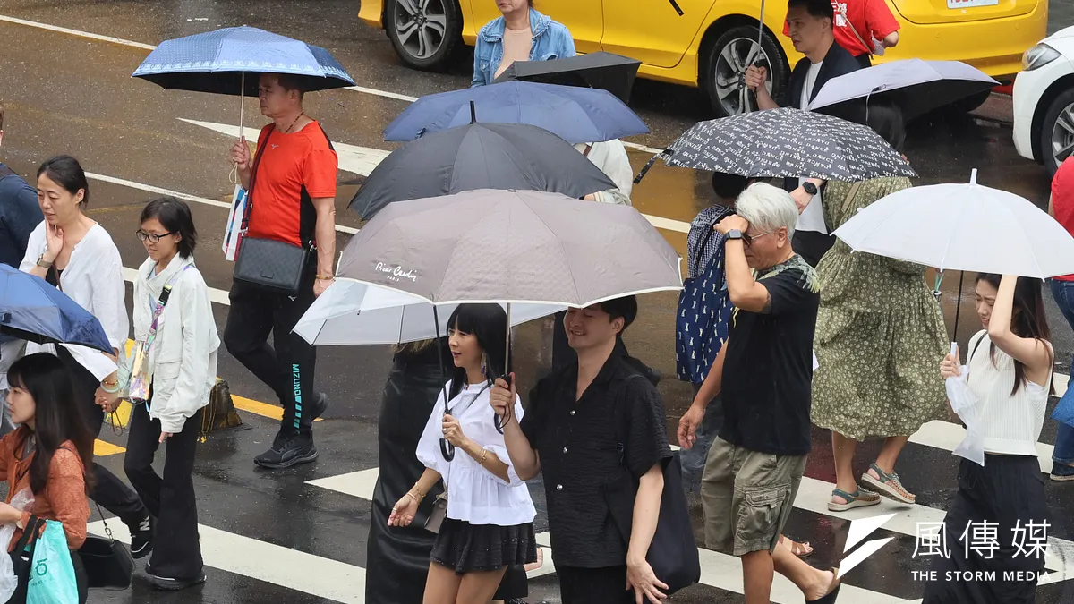 中央気象署は、30日から9月1日にかけて水分がわずかに増加し、東南部で午後の雷雨に注意するように呼びかけている。(写真/柯承惠撮影)