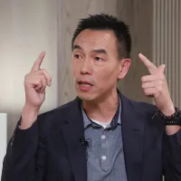 台湾・政治大学国家発展研究所の王安亜助理教授は、AI時代のバブルを、第1段階の「利益バブル」と第2段階の「バリュエーション・バブル」に分類し、真に警戒すべきなのは第2段階だと指摘する。(写真/顔麟宇撮影) 台湾・政治大学国家発展研究所の王安亜助理教授は、AI時代のバブルを、第1段階の「利益バブル」と第2段階の「バリュエーション・バブル」に分類し、真に警戒すべきなのは第2段階だと指摘する。(写真/顔麟宇撮影)