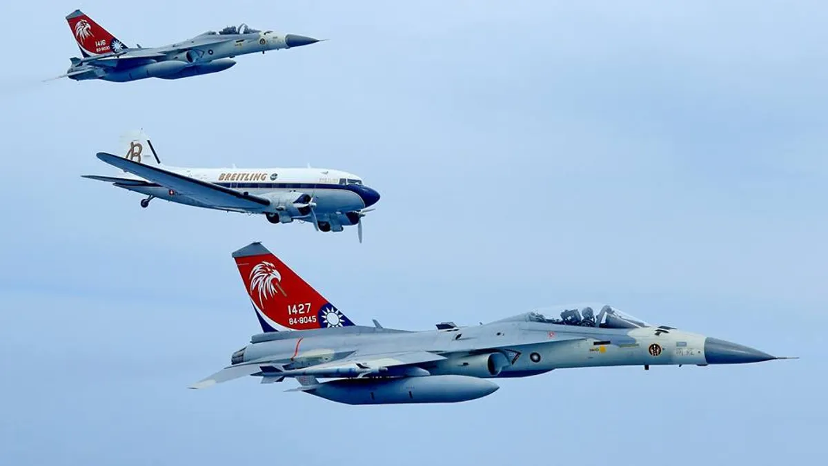 作者認為,台灣還普遍存在著「我要是願意跑起來,肯定快到我自己都會怕」的不實際想法,完全忘了就算美國願意提供更好的技術指導,台灣不更努力鍛鍊自己也是徒然。(資料照,取自國防部發言人臉書) 作者認為,台灣還普遍存在著「我要是願意跑起來,肯定快到我自己都會怕」的不實際想法,完全忘了就算美國願意提供更好的技術指導,台灣不更努力鍛鍊自己也是徒然。(資料照,取自國防部發言人臉書)