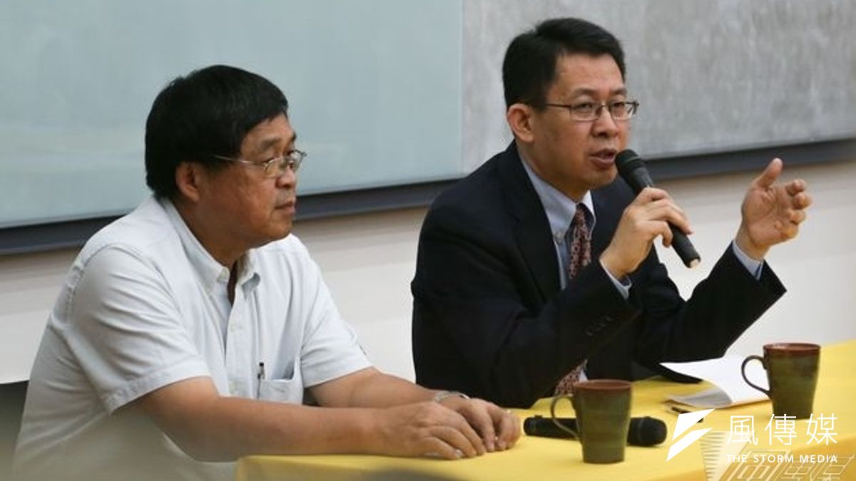 教育部長蔣偉寧捲入國際學術期刊論文審查造假爭議。(圖為蔣偉寧與教育部主秘王作臺(左)11日共同舉行記者會澄清。余志偉攝) 教育部長蔣偉寧捲入國際學術期刊論文審查造假爭議。(圖為蔣偉寧與教育部主秘王作臺(左)11日共同舉行記者會澄清。余志偉攝)