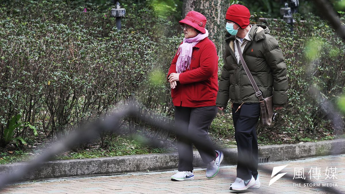 時序進入 2025 年末,大陸冷氣團威力正達到巔峰。中央氣象署於今(26)日正式對部分縣市發布「低溫特報」,特別針對新北市與宜蘭縣亮起「橙色燈號」。(圖/柯承惠攝) 時序進入 2025 年末,大陸冷氣團威力正達到巔峰。中央氣象署於今(26)日正式對部分縣市發布「低溫特報」,特別針對新北市與宜蘭縣亮起「橙色燈號」。(圖/柯承惠攝)