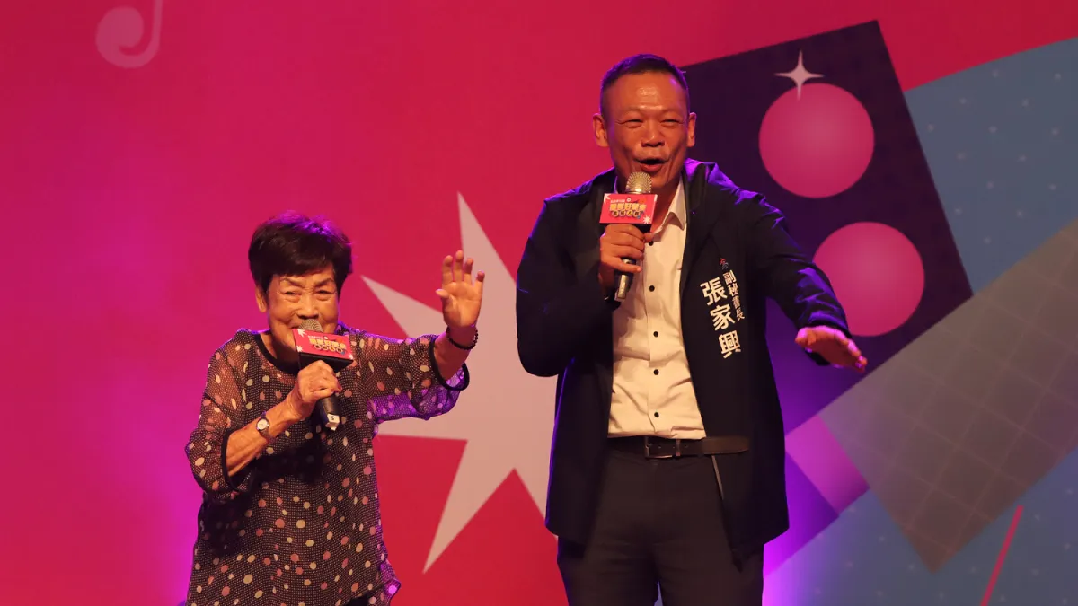 94歲陳王瑞花奶奶抱著歡喜開心的心情來參加,並與副秘書長張家興高歌一曲。(圖/高市社會局提供)