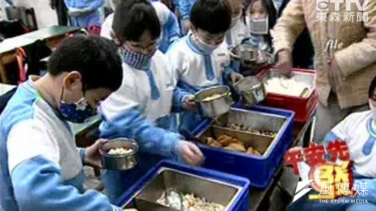 台北市學校的營養午餐醞釀調漲,預定5月底定案。(取自東森新聞畫面) 台北市學校的營養午餐醞釀調漲,預定5月底定案。(取自東森新聞畫面)