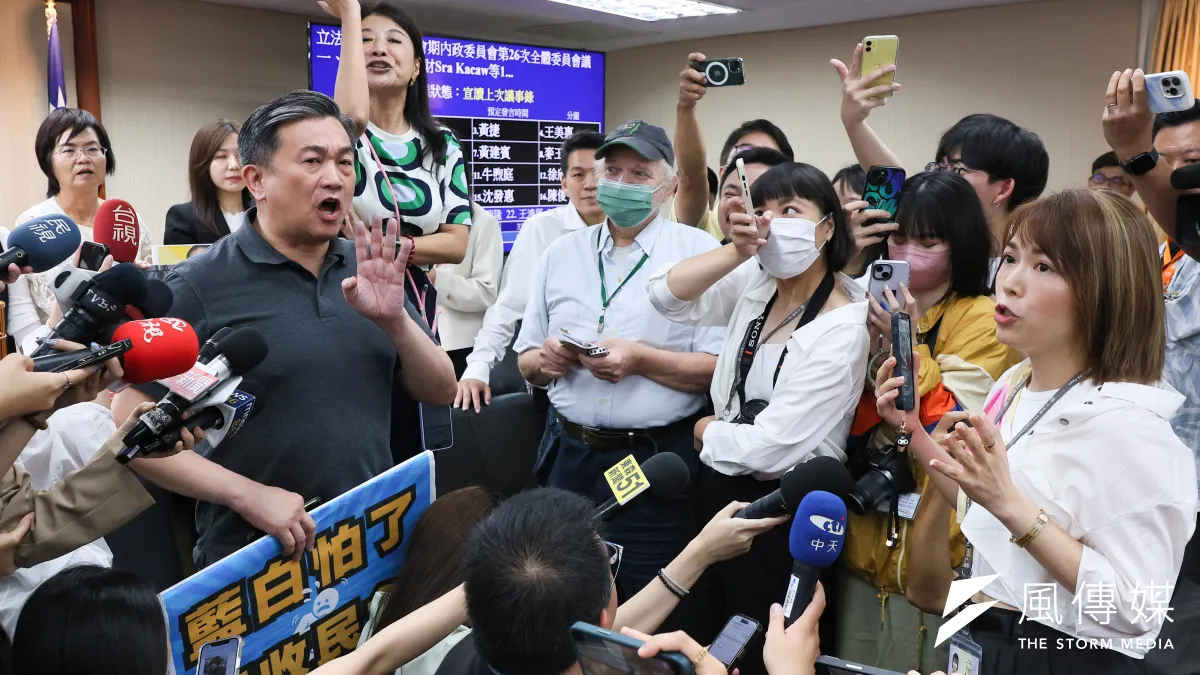 立法院內政委員會審查選罷法部份條文修正草案,本該主持國防委員會的民進黨立委王定宇(左)却落跑到內政委員會吵架。(顏麟宇攝)