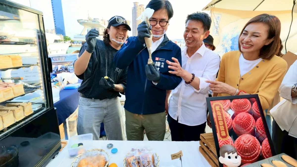 市長陳其邁走訪青創店家「浪花甜點」攤位體驗馬卡龍DIY,讚賞青創品牌的創意與活力。(圖/高市青年局提供) 市長陳其邁走訪青創店家「浪花甜點」攤位體驗馬卡龍DIY,讚賞青創品牌的創意與活力。(圖/高市青年局提供)