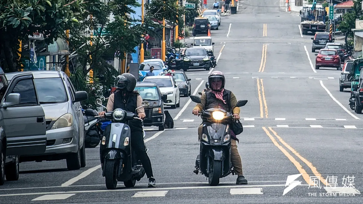 汽機車族、想考駕照的民眾都要注意了!明天3月31日有2大交通新規上路,分別為「汽車考照增停讓行人」、「違規累犯矯正防制班講習」。(資料照/洪煜勛攝)