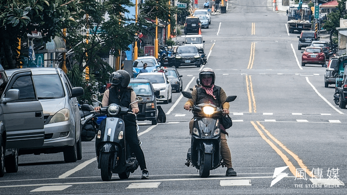 重機騎士在上班途中短短三分鐘,於豐原區豐原大道上不到五公里的路程內,竟被連續開出四張交通違規罰單,總計遭罰新台幣4200元。(資料照/洪煜勛攝) 重機騎士在上班途中短短三分鐘,於豐原區豐原大道上不到五公里的路程內,竟被連續開出四張交通違規罰單,總計遭罰新台幣4200元。(資料照/洪煜勛攝)