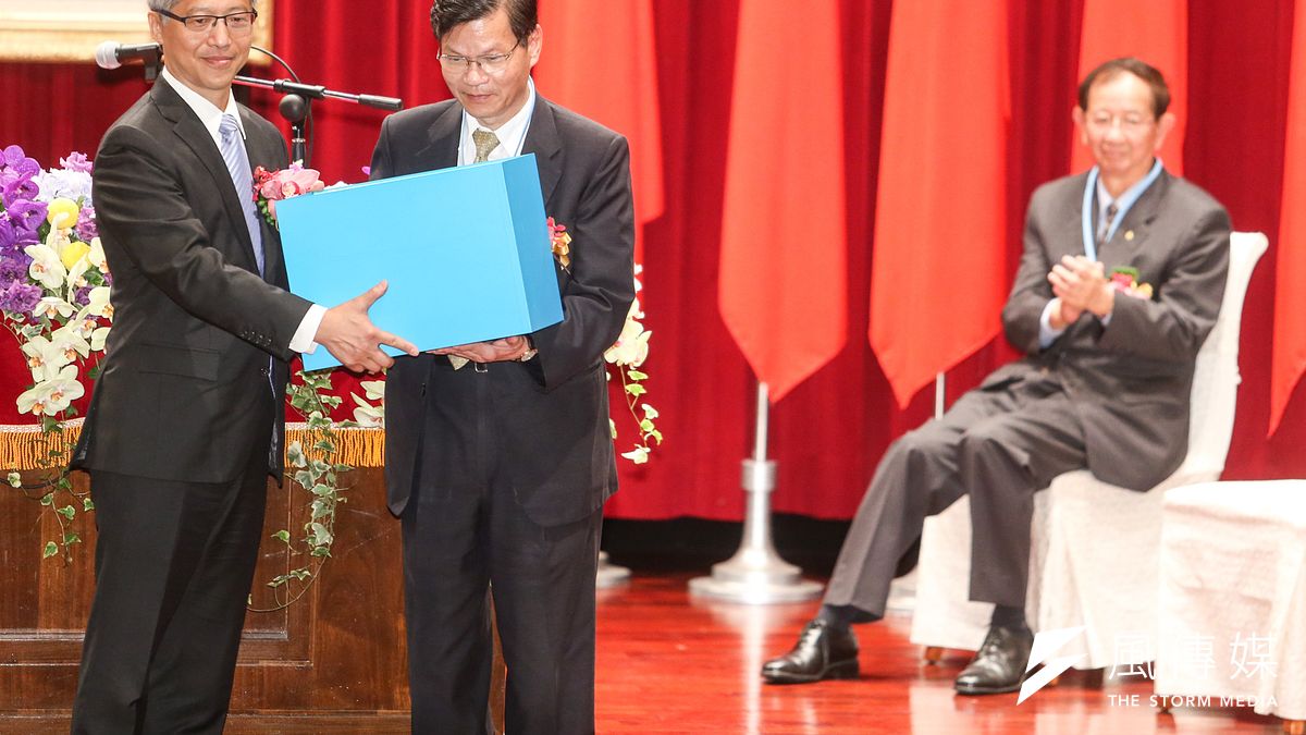 中研院長交接典禮,新任院長廖俊智(左)贈送禮物給前院長翁啟惠(右)。(陳明仁攝) 中研院長交接典禮,新任院長廖俊智(左)贈送禮物給前院長翁啟惠(右)。(陳明仁攝)