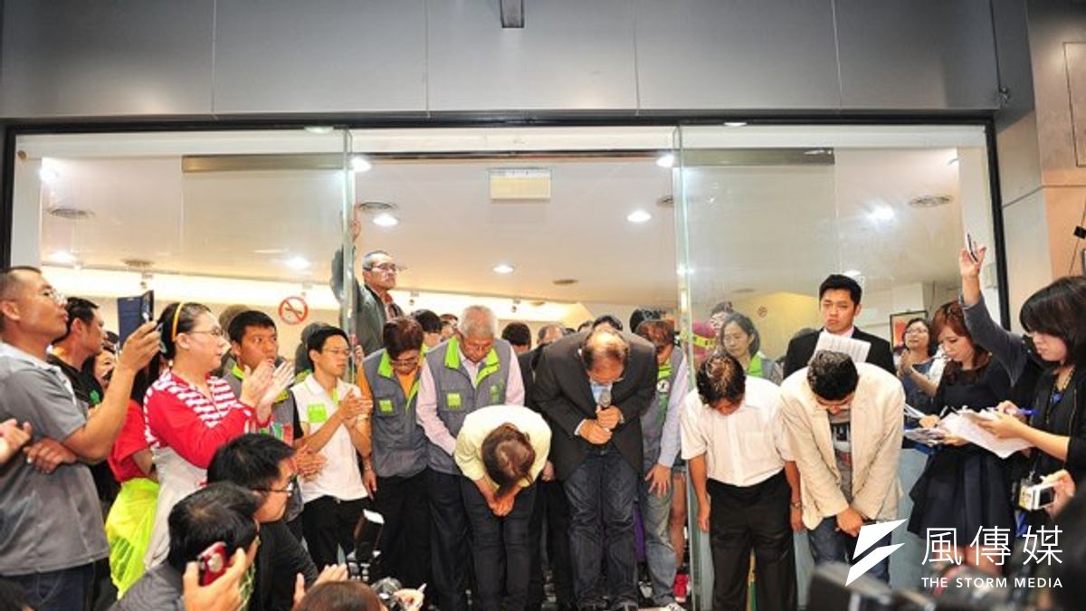 民進黨游錫堃,開票初期一度取得領先,後半段仍以1、2萬票拉鋸,最後只以1.2%、2萬5千票些微差距敗選。(游總部提供) 民進黨游錫堃,開票初期一度取得領先,後半段仍以1、2萬票拉鋸,最後只以1.2%、2萬5千票些微差距敗選。(游總部提供)