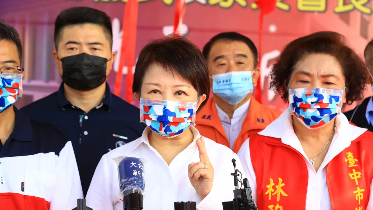 台中市長盧秀燕向高雄火災事故不幸罹難者表示哀悼之意,16日宣布捐出一個月薪協助災民,竭盡所能提供協助。(圖/台中市政府)