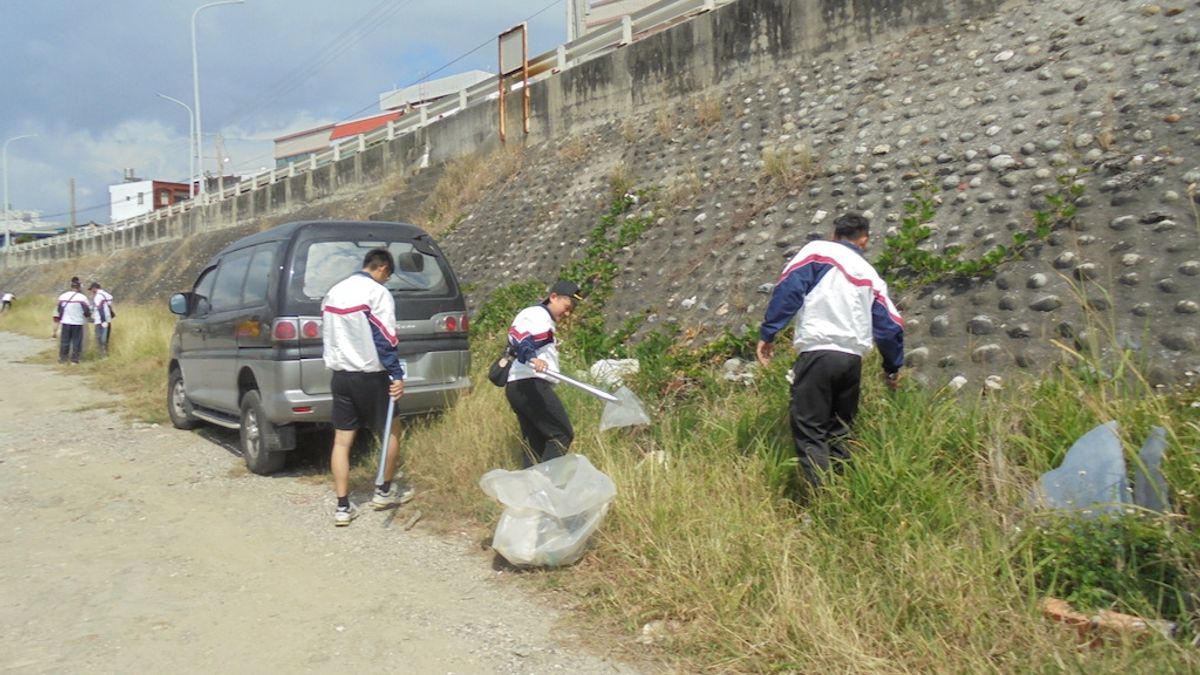 臺東縣環境保護局辦理富岡漁港淨灘活動,盼宣導漁民及觀光客正確觀念,共同守護海洋資源。(圖/台東縣政府提供) 臺東縣環境保護局辦理富岡漁港淨灘活動,盼宣導漁民及觀光客正確觀念,共同守護海洋資源。(圖/台東縣政府提供)