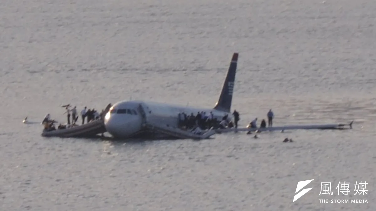 2009年,全美航空1架空中巴士A320-214在紐約哈德孫河成功迫降,機上人員全部生還。(維基百科)