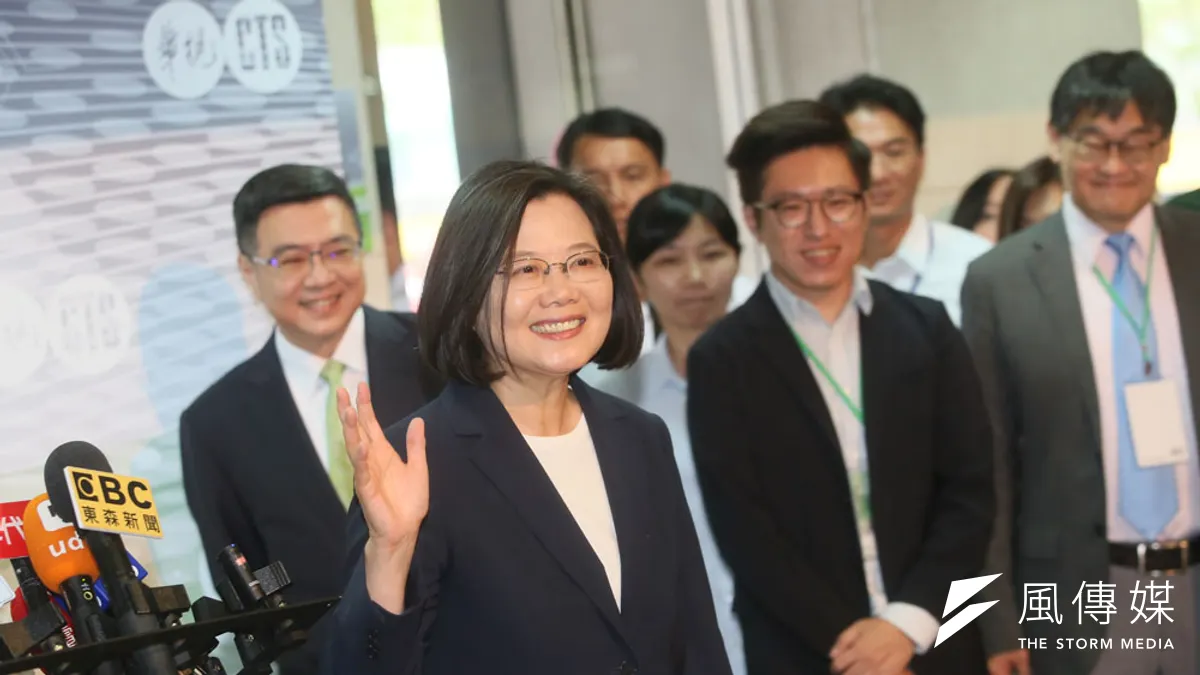 蔡英文(前)始終都不肯吐出「如果選輸,會支持賴清德」這幾個字。(柯承惠攝)