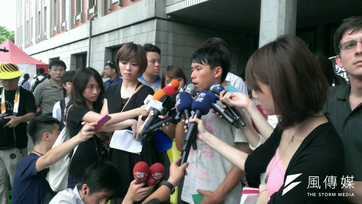 針對立法院所做的兩項決議,反課綱學生要求教育部答應,課審會組成必須符合公正、公開、跨及各種意識形態及專業領域。(陳耀宗攝)