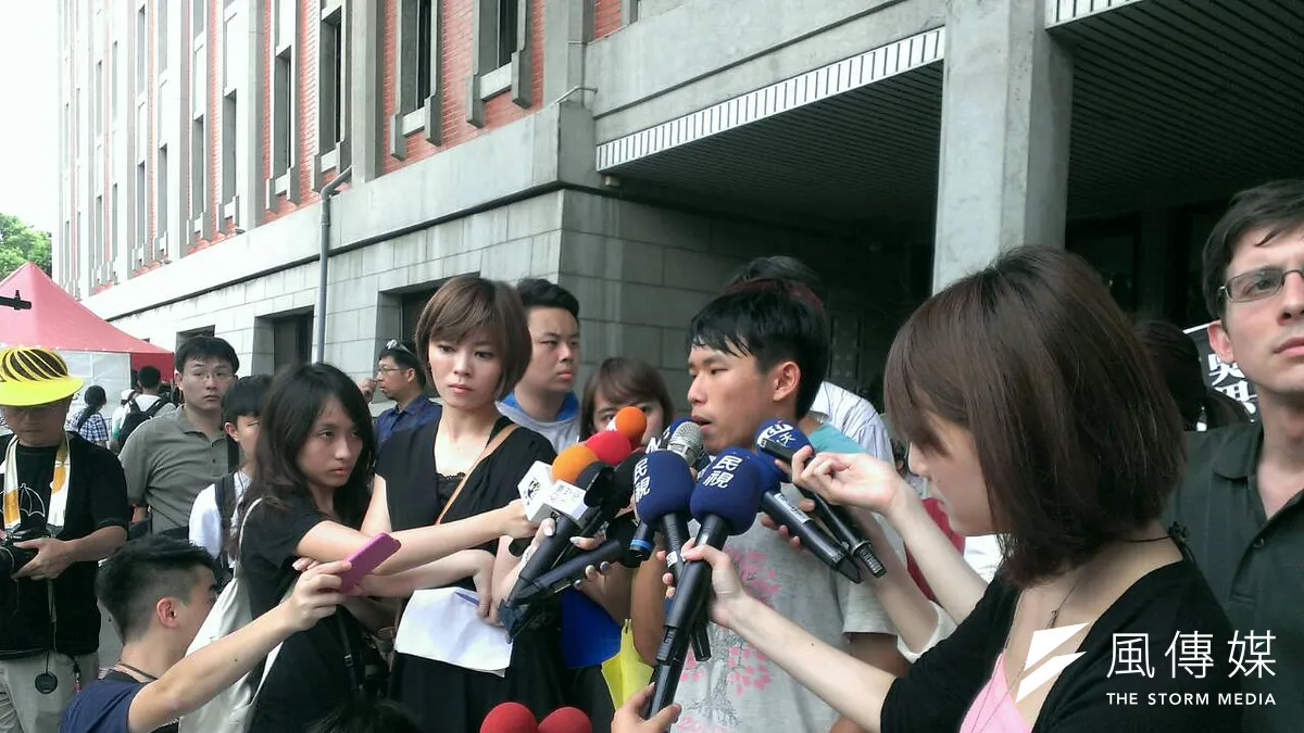 針對立法院所做的兩項決議,反課綱學生要求教育部答應,課審會組成必須符合公正、公開、跨及各種意識形態及專業領域。(陳耀宗攝) 針對立法院所做的兩項決議,反課綱學生要求教育部答應,課審會組成必須符合公正、公開、跨及各種意識形態及專業領域。(陳耀宗攝)