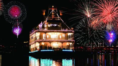 「光映淡水-喵的光波」有煙火遊輪party、獨立樂團演唱會、河岸市集、美拍裝置藝術、以及多項展演及煙花手作DIY等活動,邀請民眾到海關碼頭參與水陸空頂級視聽饗宴。(圖/新北市文化局提供)
