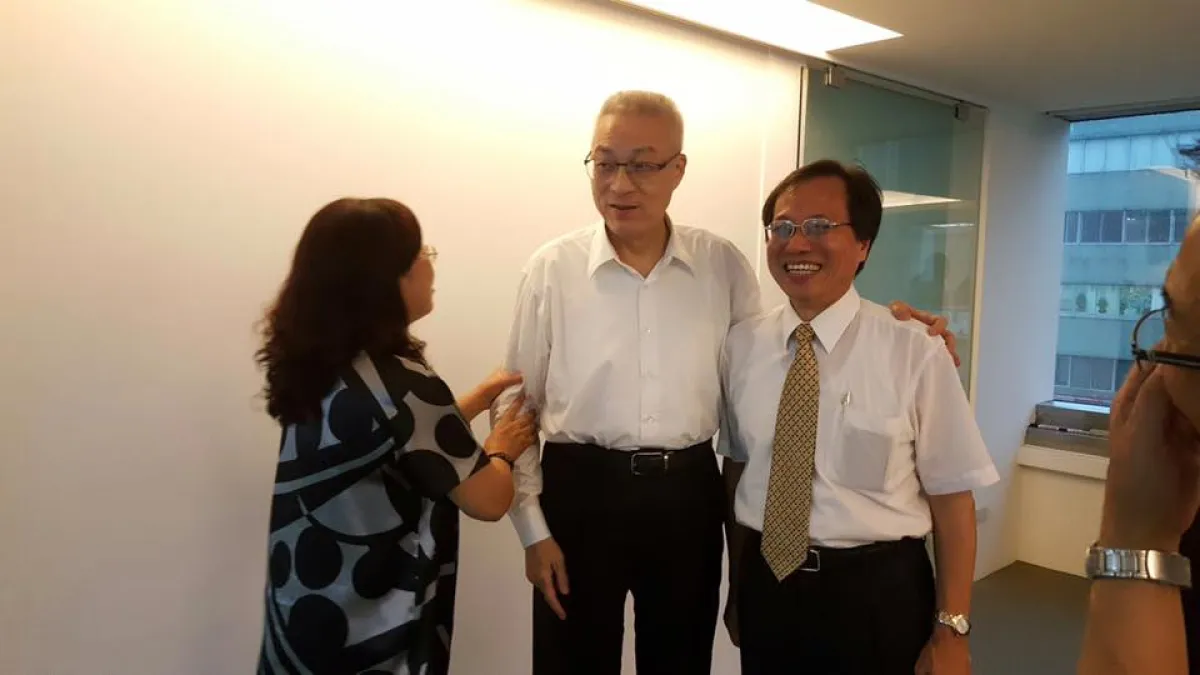 全國公務人員協會理事長李來希12日拜會前副總統吳敦義,並稱吳向他拍胸脯誓言,若贏回政權就替軍公教討回公道。(李來希臉書)