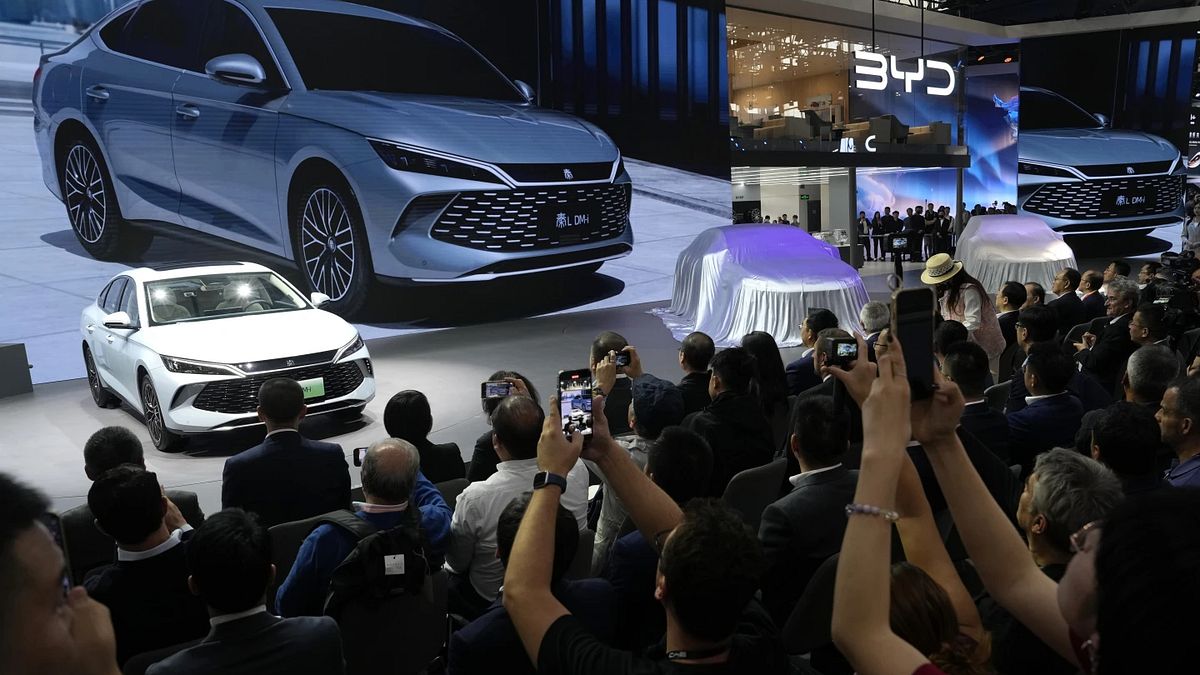 2024年4月25日,比亞迪正在北京車展發表新車。(美聯社) 2024年4月25日,比亞迪正在北京車展發表新車。(美聯社)