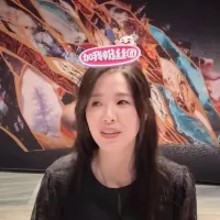 2024年10月,安溥所屬經紀公司在微博公開一張她親筆寫下的賀詞,其中寫著「祝福新中國成立七十五週年」,並祝願人民和睦、萬里皆安。(圖/翻攝小紅書) 2024年10月,安溥所屬經紀公司在微博公開一張她親筆寫下的賀詞,其中寫著「祝福新中國成立七十五週年」,並祝願人民和睦、萬里皆安。(圖/翻攝小紅書)