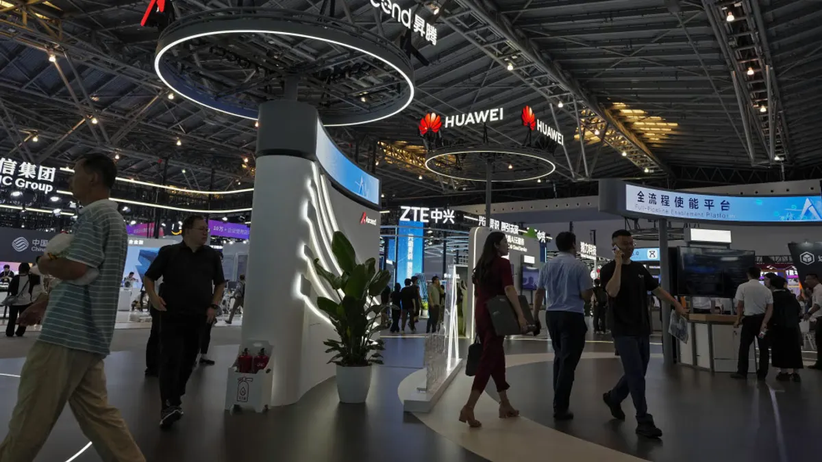 去年,参觀者在華為的昇騰AI展位上参觀。(AP) 去年,参觀者在華為的昇騰AI展位上参觀。(AP)