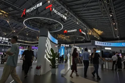 去年,参觀者在華為的昇騰AI展位上参觀。(AP)