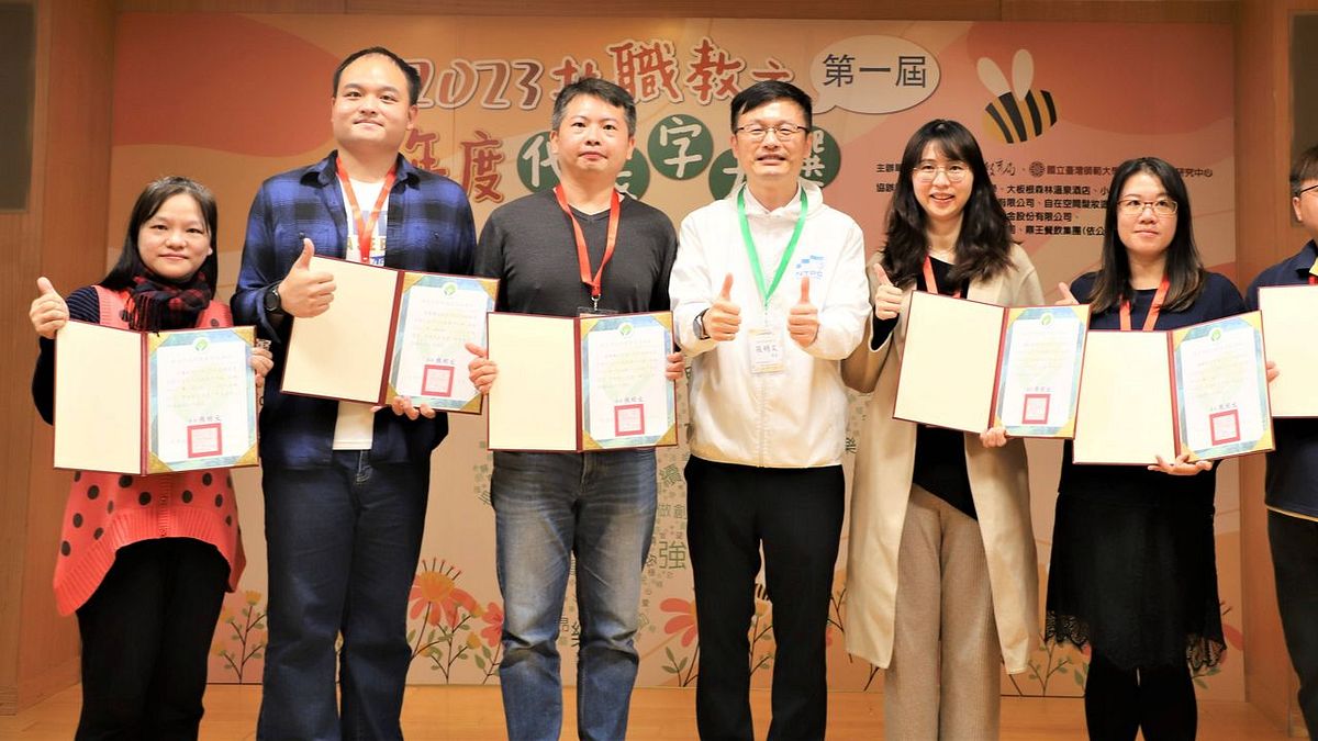 教育局局長張明文(中)頒贈感謝狀給代表字推薦人。(圖/新北市教育局提供) 教育局局長張明文(中)頒贈感謝狀給代表字推薦人。(圖/新北市教育局提供)