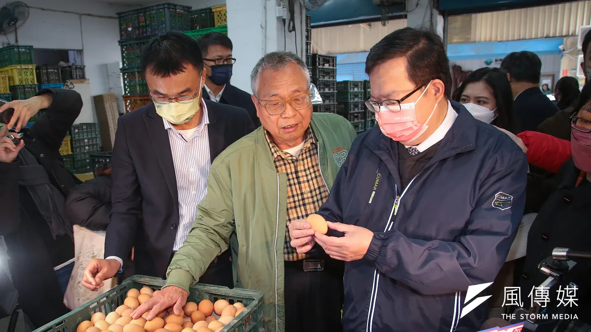 缺蛋議題延燒,行政院副院長鄭文燦(右)、農委會主委陳吉仲(左)16日訪視雞蛋供應情形。(資料照,顏麟宇攝)