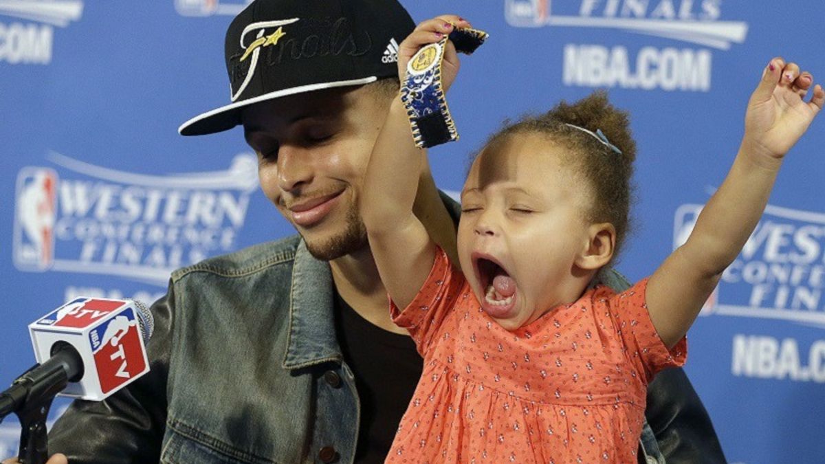 勇士柯瑞與女兒常常在賽前或賽後,在鏡頭前做親子互動。(美聯社) 勇士柯瑞與女兒常常在賽前或賽後,在鏡頭前做親子互動。(美聯社)