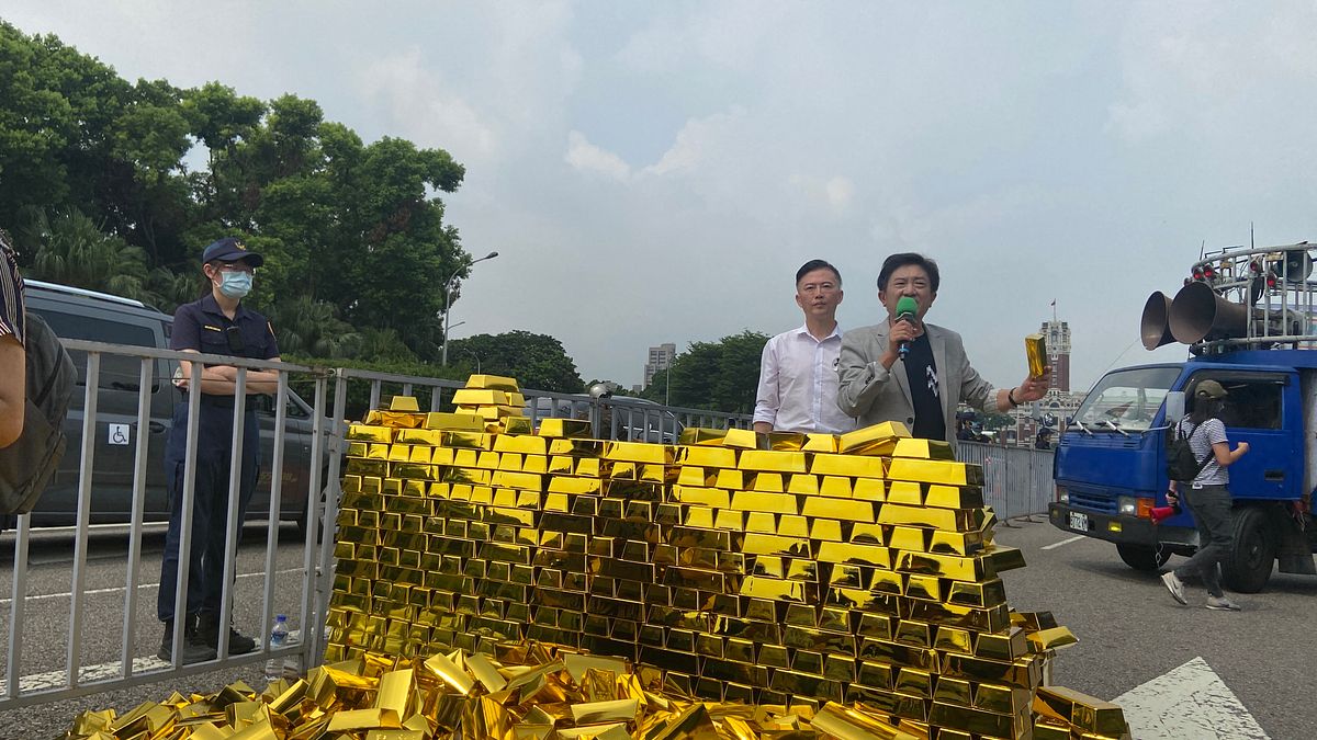 加熱菸審查早已違法過期,彭華幹(右)批國健署蓄意延宕瀆職,甚至國健署被網友諷為拖把署,還遭點名被特定業者搞定了。(圖/彭華幹提供) 加熱菸審查早已違法過期,彭華幹(右)批國健署蓄意延宕瀆職,甚至國健署被網友諷為拖把署,還遭點名被特定業者搞定了。(圖/彭華幹提供)